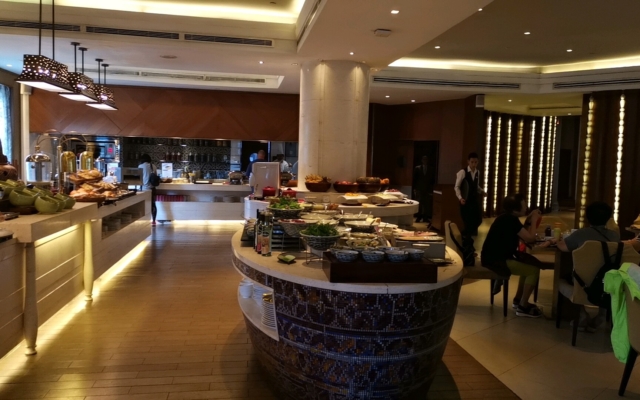 ホテルの朝食会場