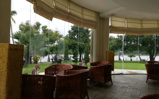 インヤレイクホテルバー