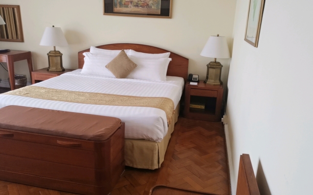 インヤレイクホテルのベッド