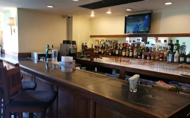 インヤレイクホテルバーカウンター