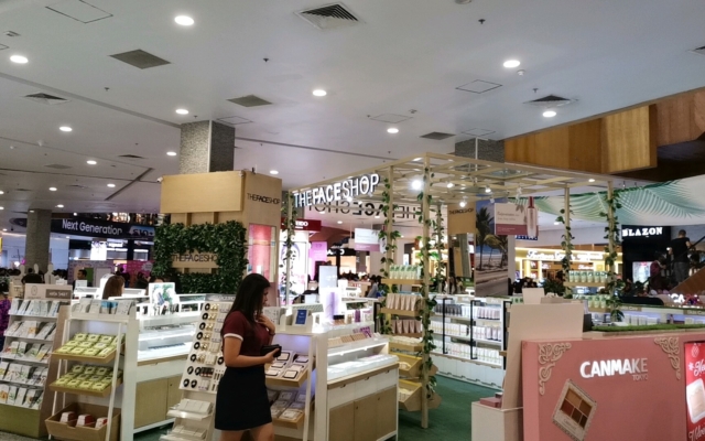 ミャンマープラザ内の化粧品店