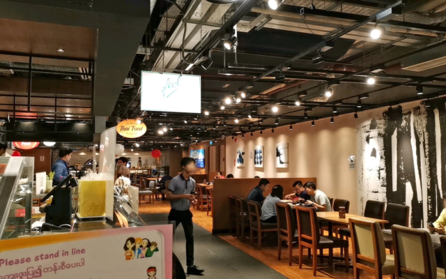 フードコート内の店