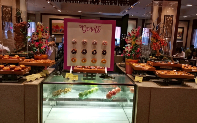 ビュッフェのパンコーナー