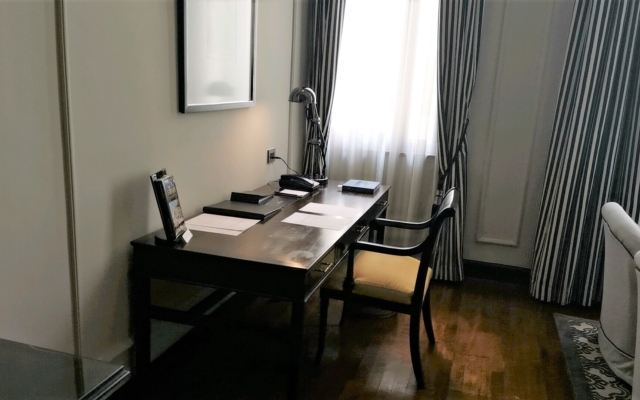 ストランドホテル客室の事務机
