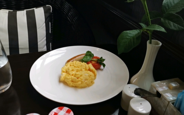 朝食のスクランブルエッグ