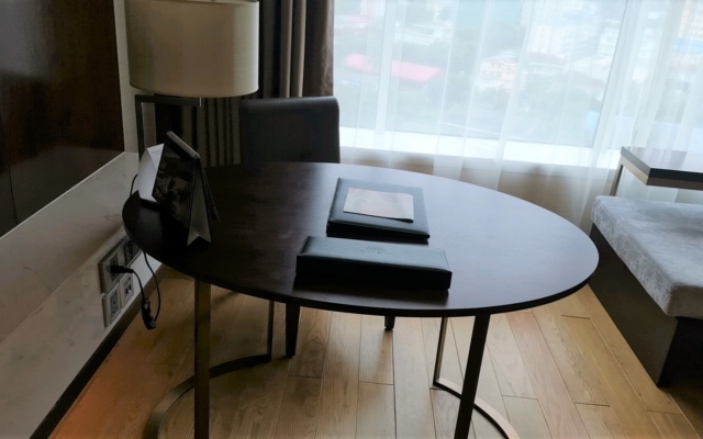 メリアヤンゴン客室のデスク