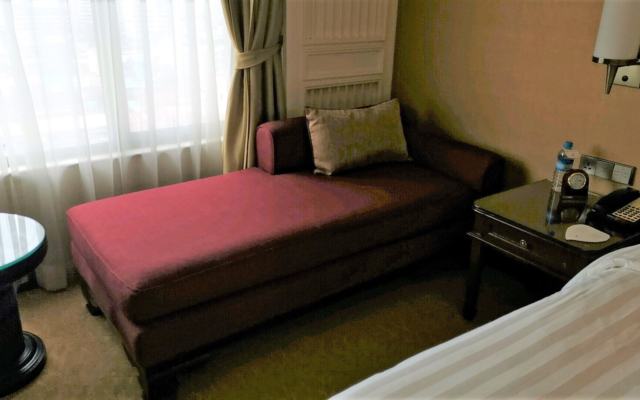 スーレーシャングリラホテル客室のソファー