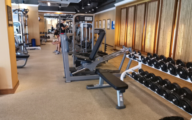 ホテルのジム用具