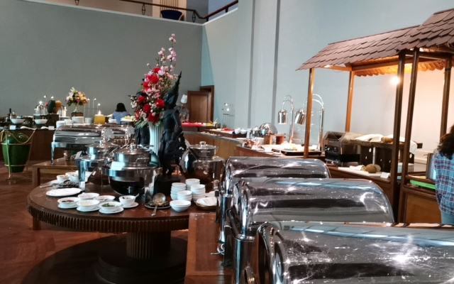 インヤレイクホテル朝食会場