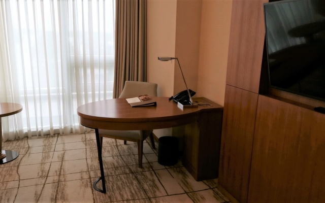 ロッテホテルヤンゴン部屋のデスク