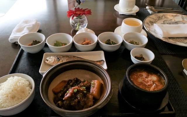 韓国式料理の盛り合わせ