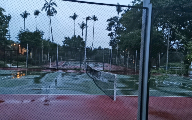 インヤレイクホテルテニスコート