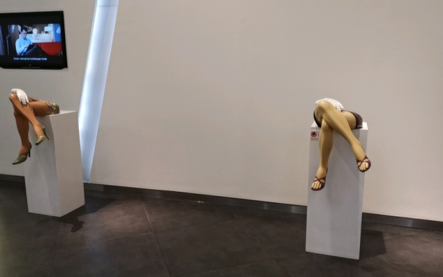 女性の足のアート作品