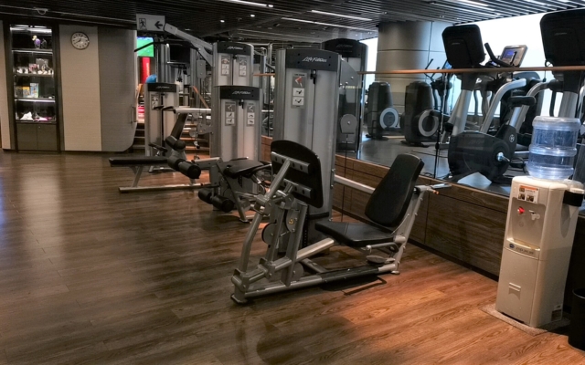 ロイヤルプラザホテルジムの器具