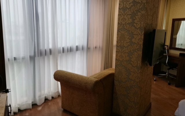 サンセットウエストレイク部屋のソファ