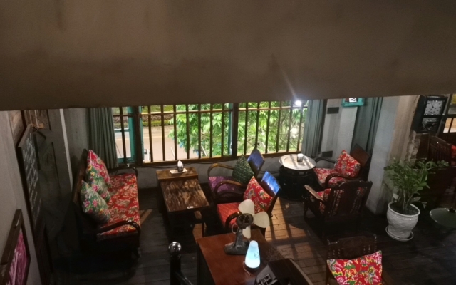 timeカフェのテーブルとイス