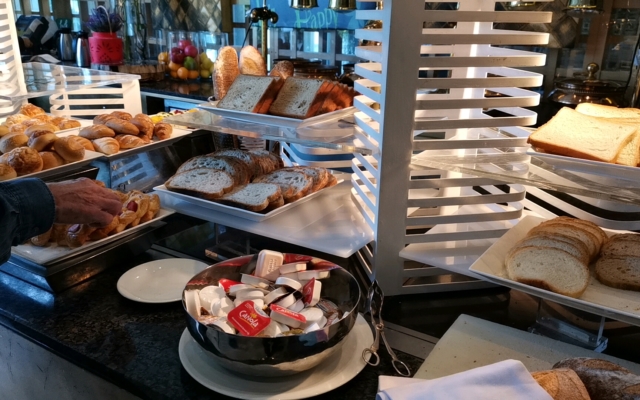 ビュッフェのパンコーナー