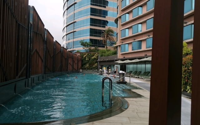 ロイヤルプラザホテルプール