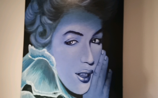 ホテルの壁を飾る女性の絵