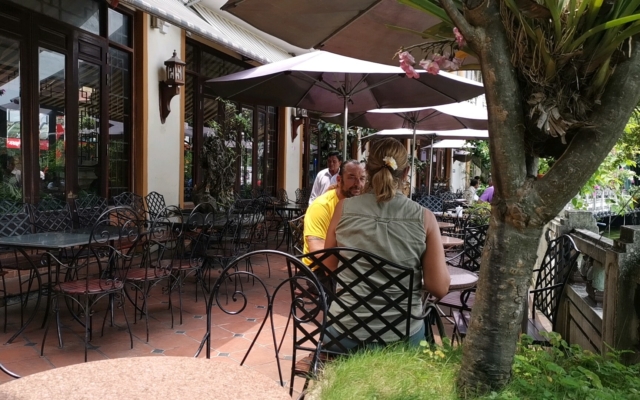 レストラン室外のテーブル