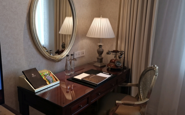 ホテルの事務机