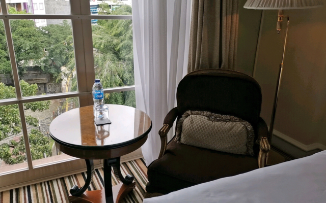 客室の椅子とテーブル